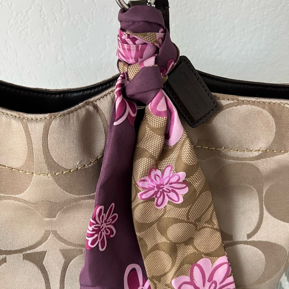 Coach purse with classic C - Picture 5 of 9